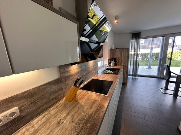 Kühlschrank, Mikrowelle, Ofen, Geschirrspüler
