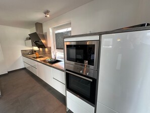 Jääkaappi, mikroaaltouuni, uuni, astianpesukone