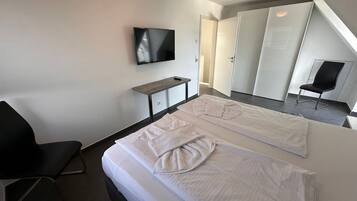 3 makuuhuonetta, tallelokero huoneessa, työpöytÀ, vauvan matkasÀnky