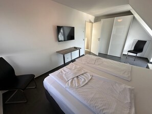 3 makuuhuonetta, tallelokero huoneessa, työpöytä, vauvan matkasänky