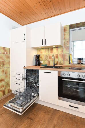 Køleskab, ovn, opvaskemaskine, højstol