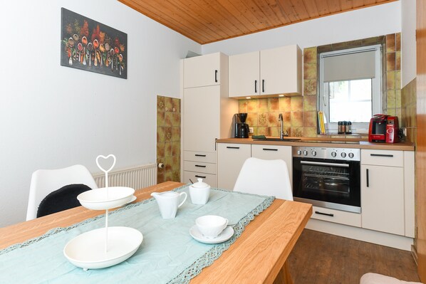 Køleskab, ovn, opvaskemaskine, højstol