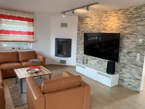 Een televisie en een open haard
