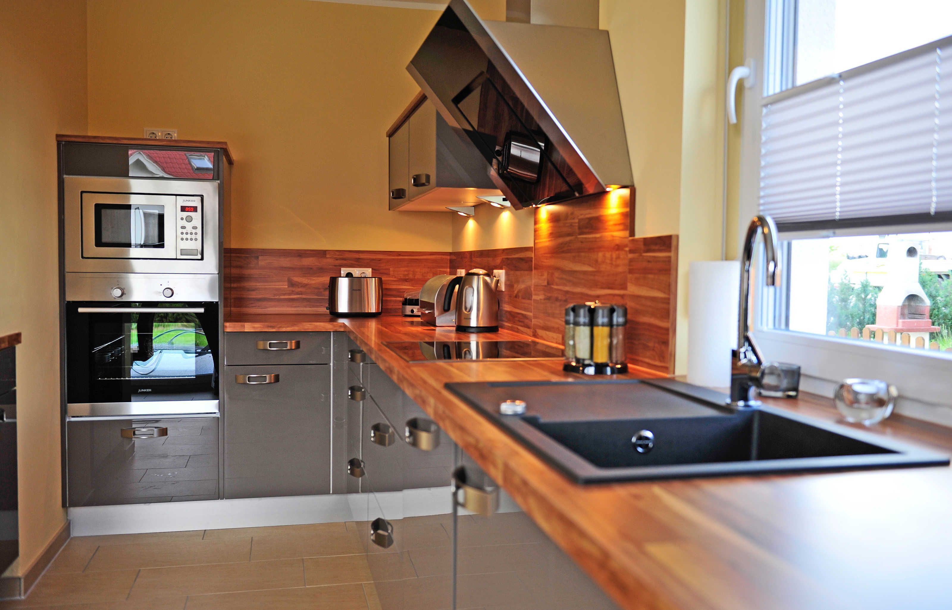 Een koelkast, een magnetron, een oven, een vaatwasser