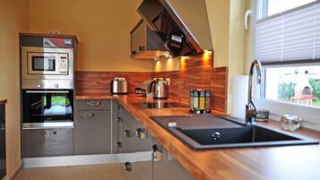 Een koelkast, een magnetron, een oven, een vaatwasser