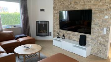 Een televisie en een open haard