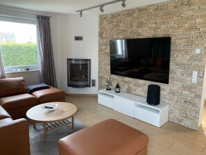 TV, fireplace - Villa Ambiente am See (Goehren-Lebbin)