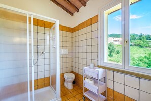 Shower, hair dryer, bidet - APARTMENT 4 PEOPLE IN COUNTRY VILLA WITH POOL (Castellina Marittima)