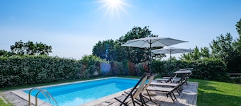 APARTMENT 4 PEOPLE IN COUNTRY VILLA WITH POOL