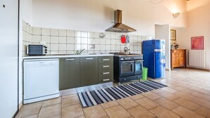 Een keuken met een vaatwasser, fornuis en koelkast.