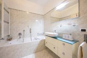 Bathroom - Suite 22 (Riva del Garda)