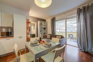 Honeymoon-Apartment, 1 Schlafzimmer (Suite 22) | Eigene Küche | Kühlschrank, Mikrowelle, Ofen, Herdplatte