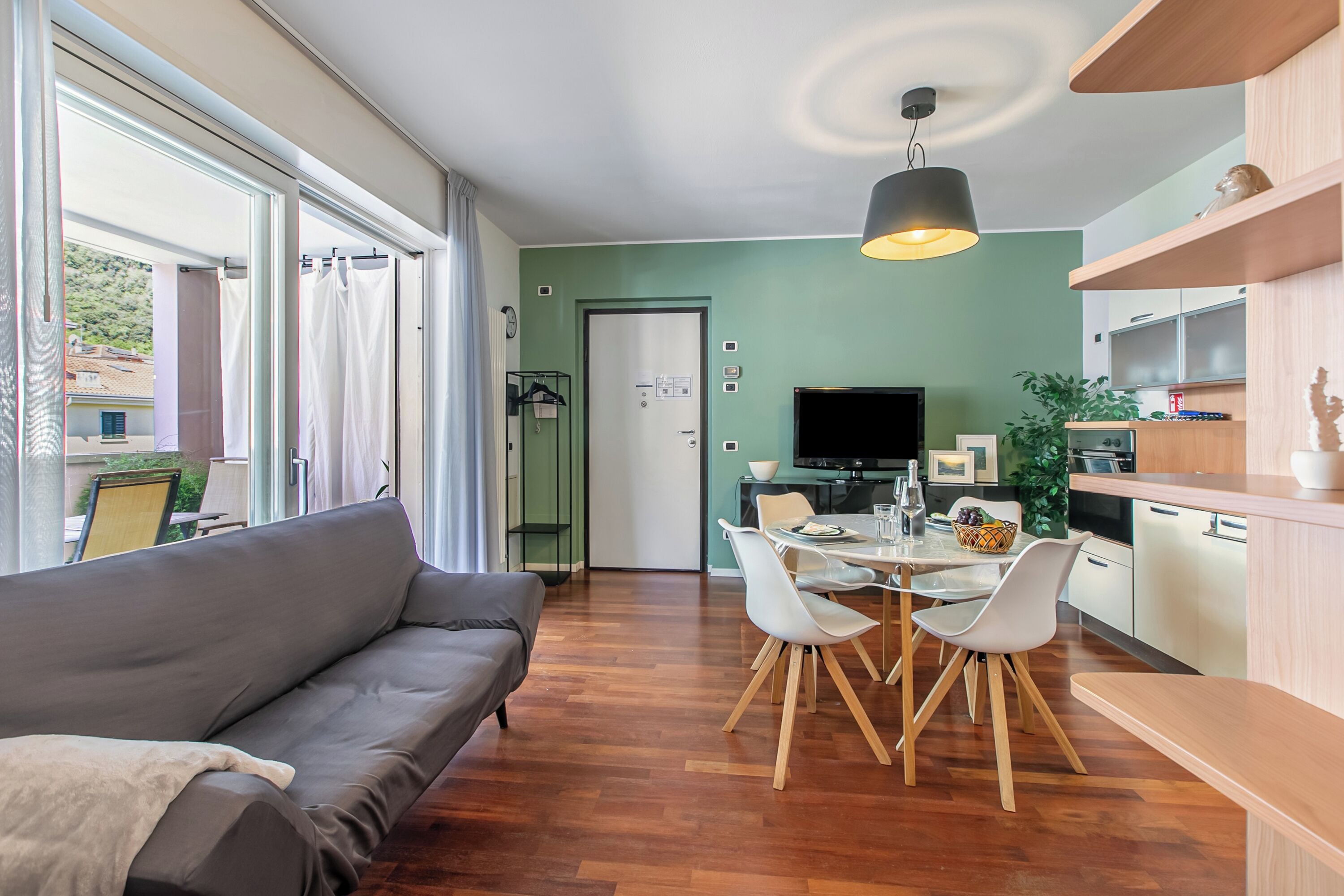 Honeymoon-Apartment, Mehrere Schlafzimmer (Suite 22) | Wohnbereich | 21-Zoll-Flachbildfernseher mit Kabelempfang, Fernseher