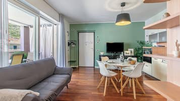 Apartemen Bulan Madu, beberapa kamar (Suite 22) | Area keluarga | Televisi layar datar 21-inci dengan saluran TV kabel dan TV