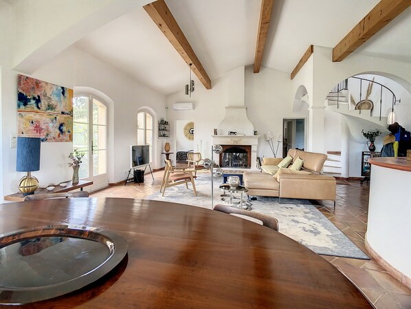 TV, fireplace - Le Golfe de Saint-tropez en Version "green-lovers" (Cogolin)