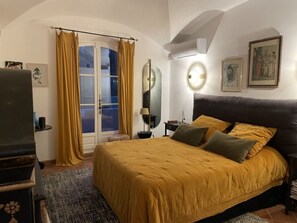 5 bedrooms, iron/ironing board, WiFi, bed sheets