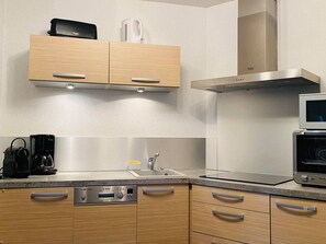 Kühlschrank, Mikrowelle, Geschirrspüler, Toaster