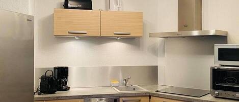 Een koelkast, een magnetron, een vaatwasser, een broodrooster