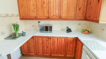 Casa de campo | Cocina privada | Refrigerador, tetera eléctrica, tostadora y utensilios de cocina