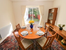 Sumarhús | Einkaeldhús | Ísskápur, rafmagnsketill, brauðrist, pottar/pönnur/diskar/hnífapör