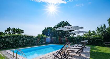 APARTMENT 6 PEOPLE IN COUNTRY VILLA WITH POOL