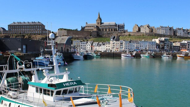 A harbor with boats, including one named 'HERA', and a historic building in the background. - Charming house in Granville with garden and terrace (Granville)
