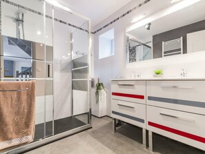 Bathroom - Charming house in Granville with garden and terrace (Granville)
