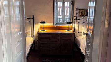 2 Schlafzimmer, BĂŒgeleisen/BĂŒgelbrett, kostenloses WLAN, BettwĂ€sche