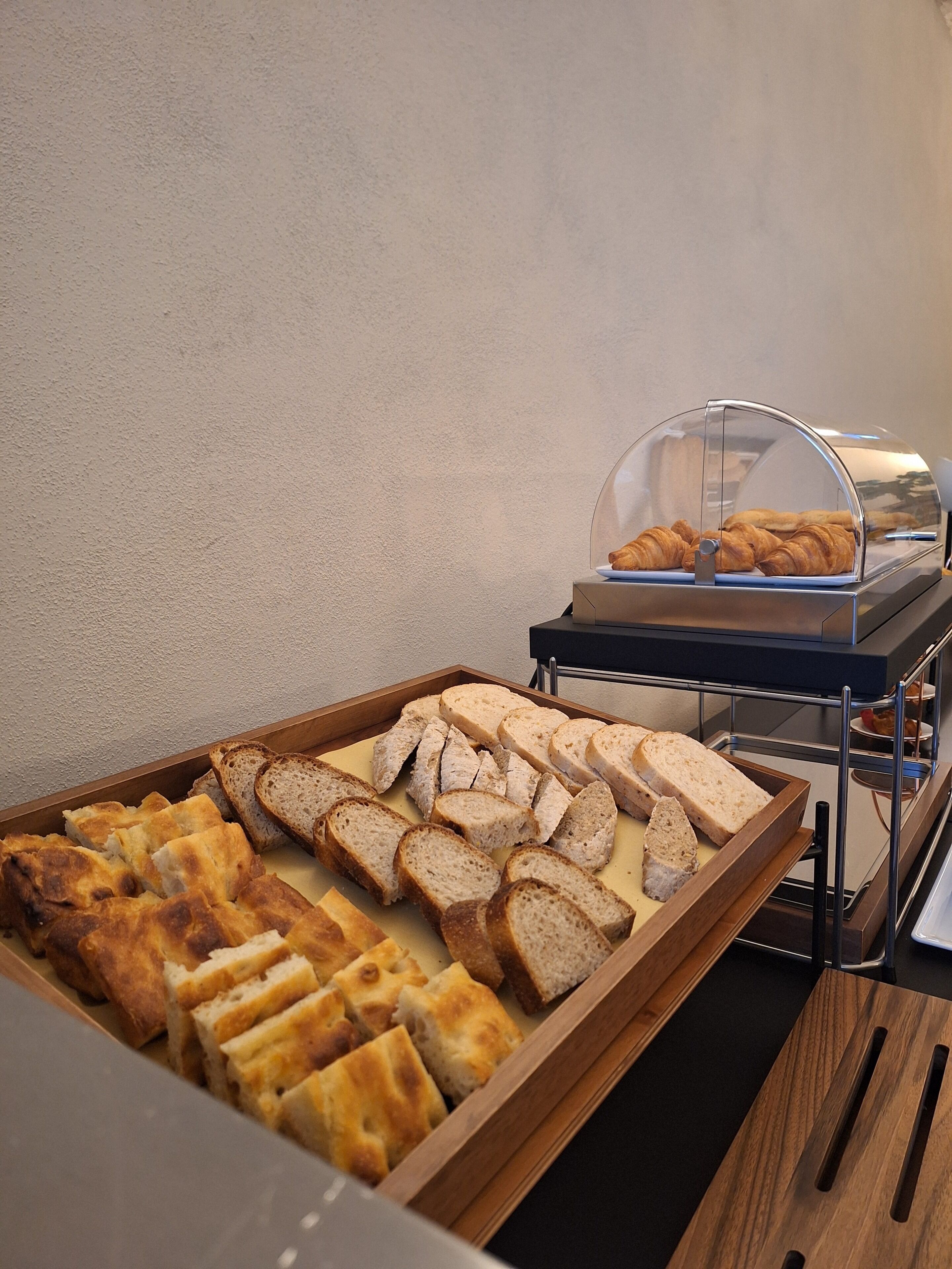Un bufé con panes y pastelería variados.