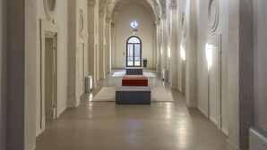 Un largo pasillo con techos abovedados y un altar central.