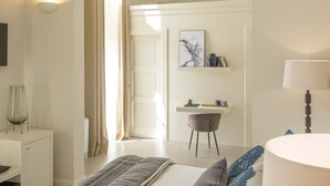 Un dormitorio con una cama grande, un escritorio y una silla.