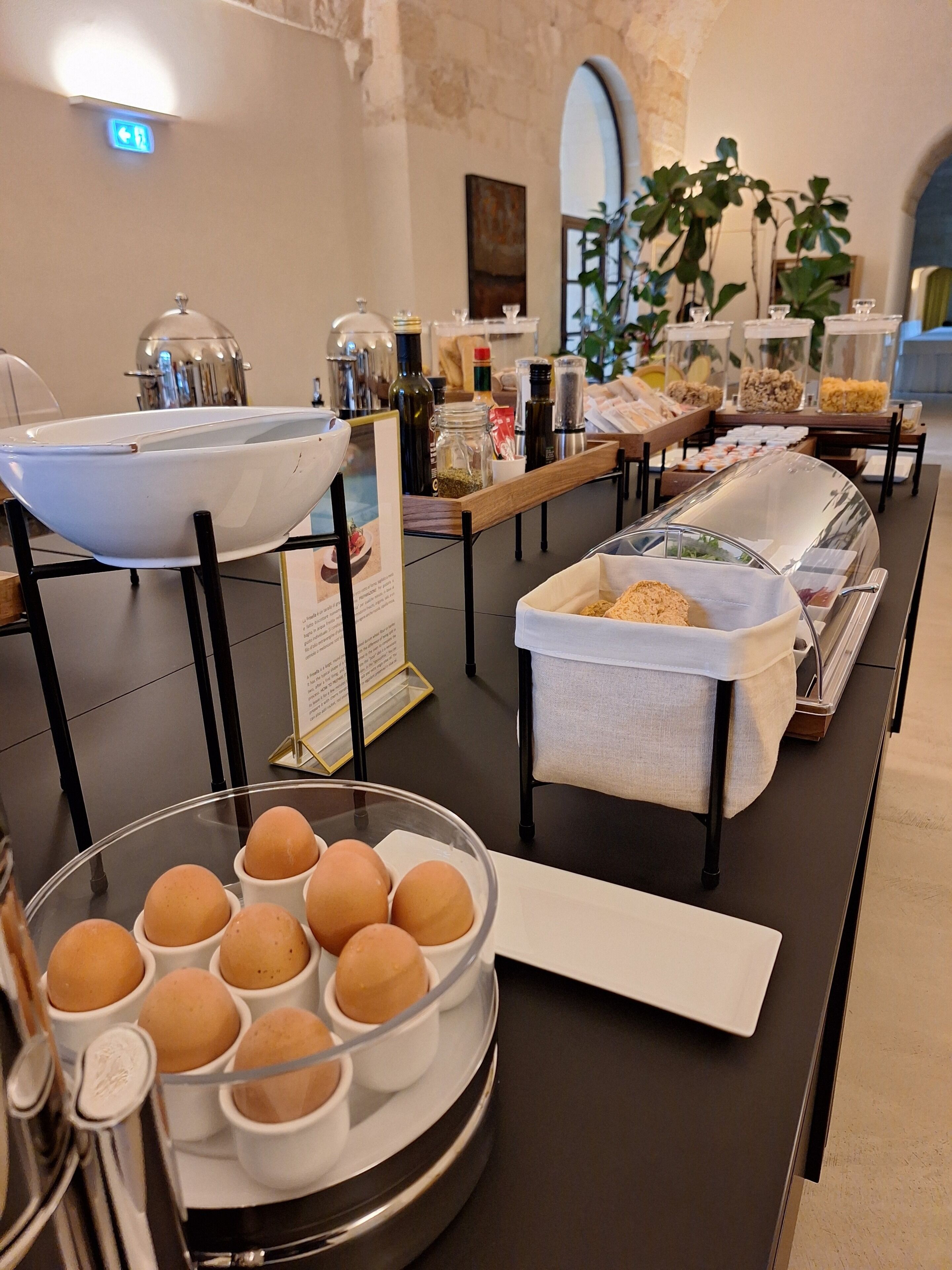 Disposição de buffet com diversos alimentos e acompanhamentos.