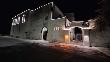 Konaklama yerinin ön cephesi - akşam/gece