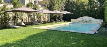 季节性开放的室外游泳池，09:00 至 18:00 开放，池畔遮阳伞，日光浴躺椅