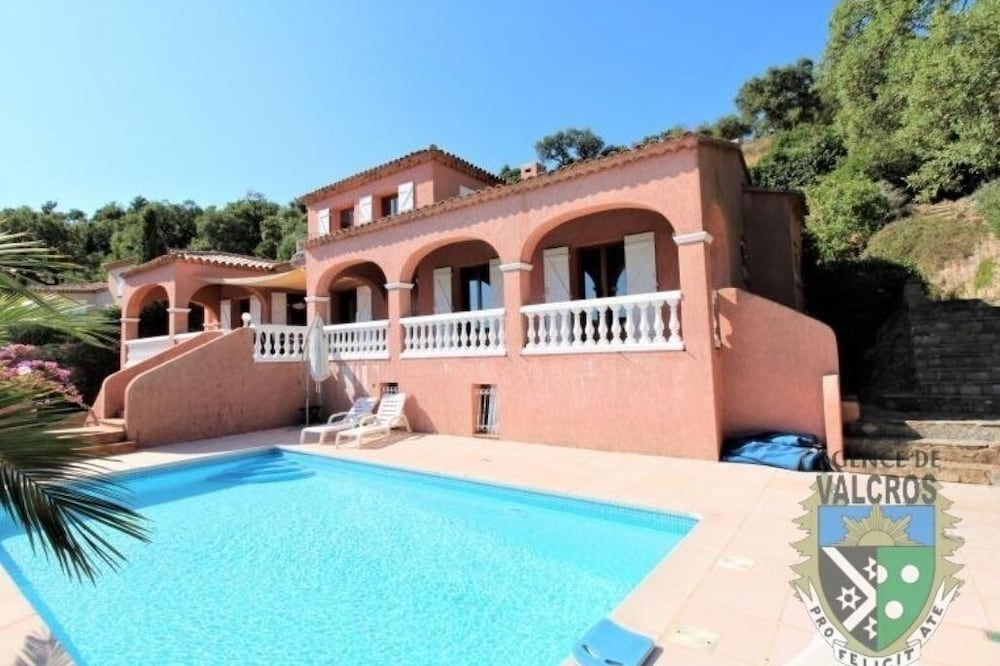 Ideal for a couple, small romantic nest with breathtaking sea view