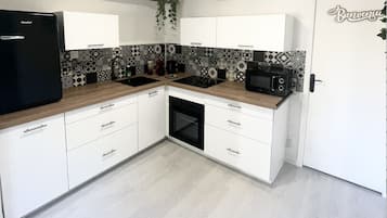 Een koelkast, een microgolfoven, een oven, een kookplaat