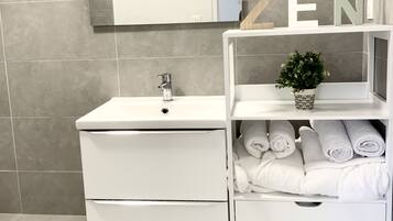 Baignoire, sèche-cheveux, serviettes fournies, savon