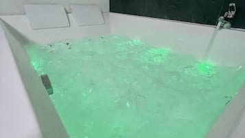 Baignoire, sèche-cheveux, serviettes fournies, savon