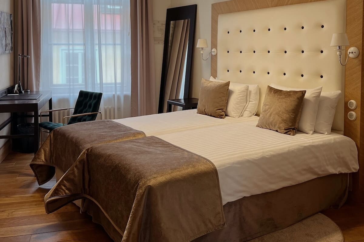 Habitación con 2 camas individuales | 1 habitación, ropa de cama hipoalergénica y minibar