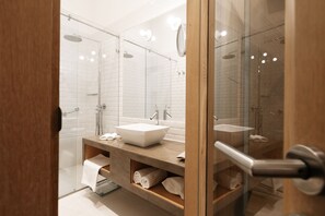 Habitación doble Deluxe | Ropa de cama hipoalergénica y minibar 