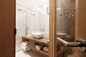 Deluxe Double Room | Hypo-allergenic bedding, minibar, in-room safe, desk