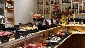 Daily cooked-to-order breakfast (EUR 30 per person)