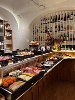 每日供应即点即煮早餐（每人 EUR 30）