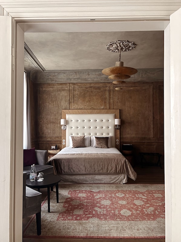 Suíte luxo, 1 cama King | 1 quarto, roupas de cama antialérgicas, frigobar, cofres nos quartos