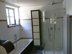 Badewanne, Haartrockner, Handtücher