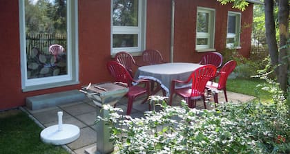 Ferienwohnung 2, 2 Schlafzimmer mit Doppelbett, 2 Aufbettungen (1 x Schlafzimmer, 1 x Wohnbereich).