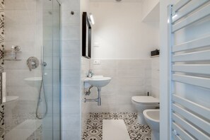 Douche, sĂšche-cheveux, bidet