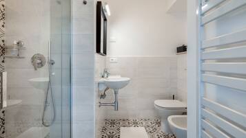Doccia, asciugacapelli, bidet