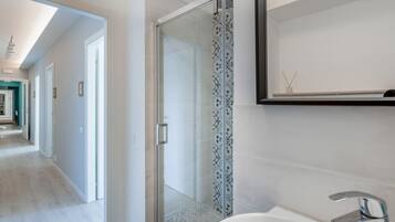 Doccia, asciugacapelli, bidet, asciugamani