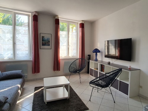 Charming City-Center Apartment with Modern Amenities and Nearby Attractions